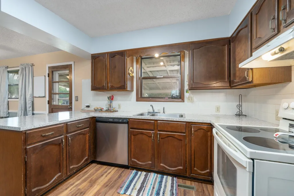 1109 N Burrows Belle Plaine KS 67013