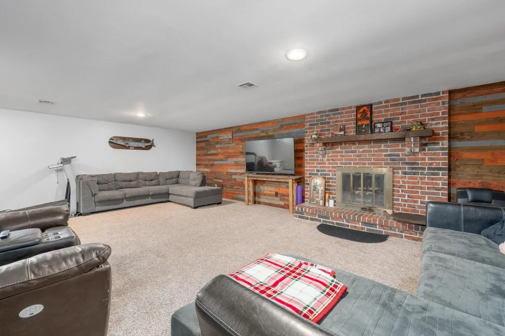 1109 N Burrows Belle Plaine KS 67013