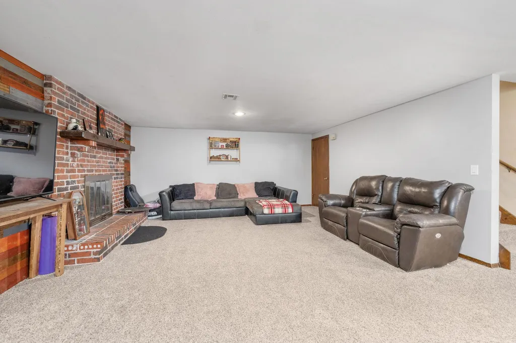 1109 N Burrows Belle Plaine KS 67013