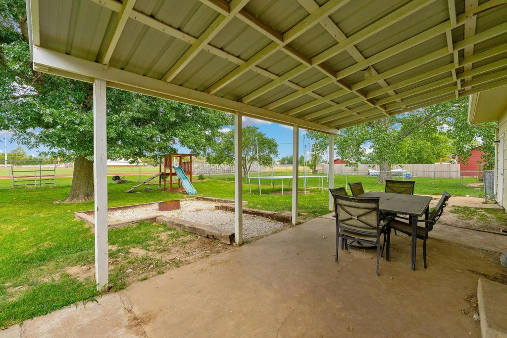 1109 N Burrows Belle Plaine KS 67013