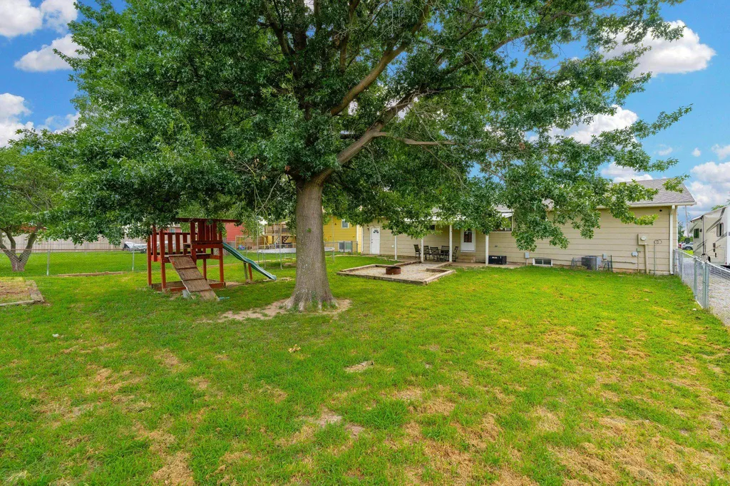 1109 N Burrows Belle Plaine KS 67013