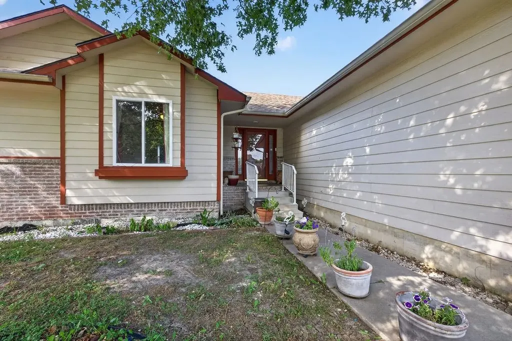 1802 S Hoyt Circle Wichita KS 67207