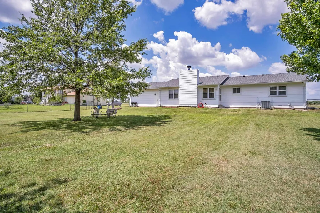 8712 N Ridge Road Valley Center KS 67147