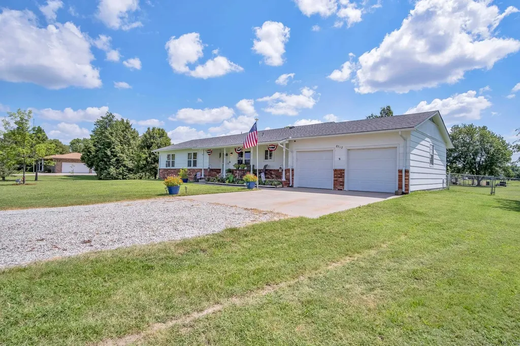 8712 N Ridge Road Valley Center KS 67147