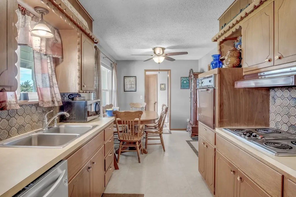 8712 N Ridge Road Valley Center KS 67147