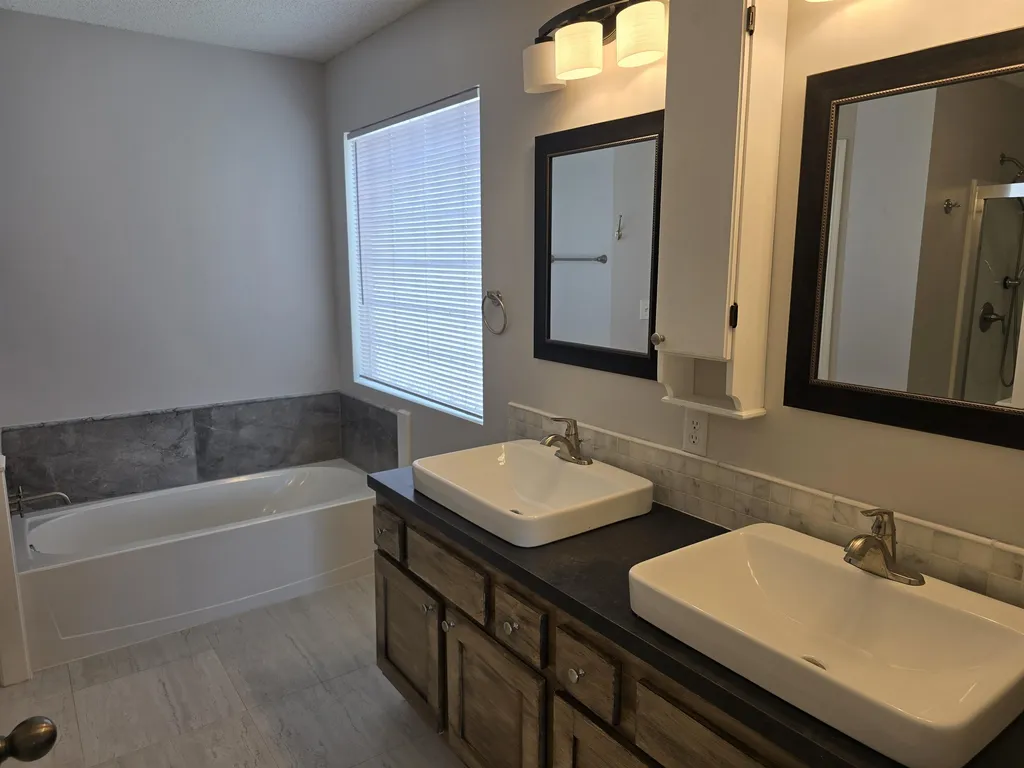 1526 E Cedar Tree Park City KS 67219