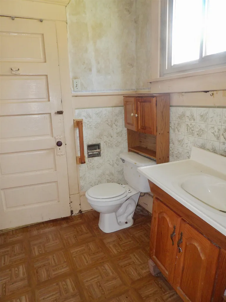 711 S Summit Arkansas City KS 67005-6354