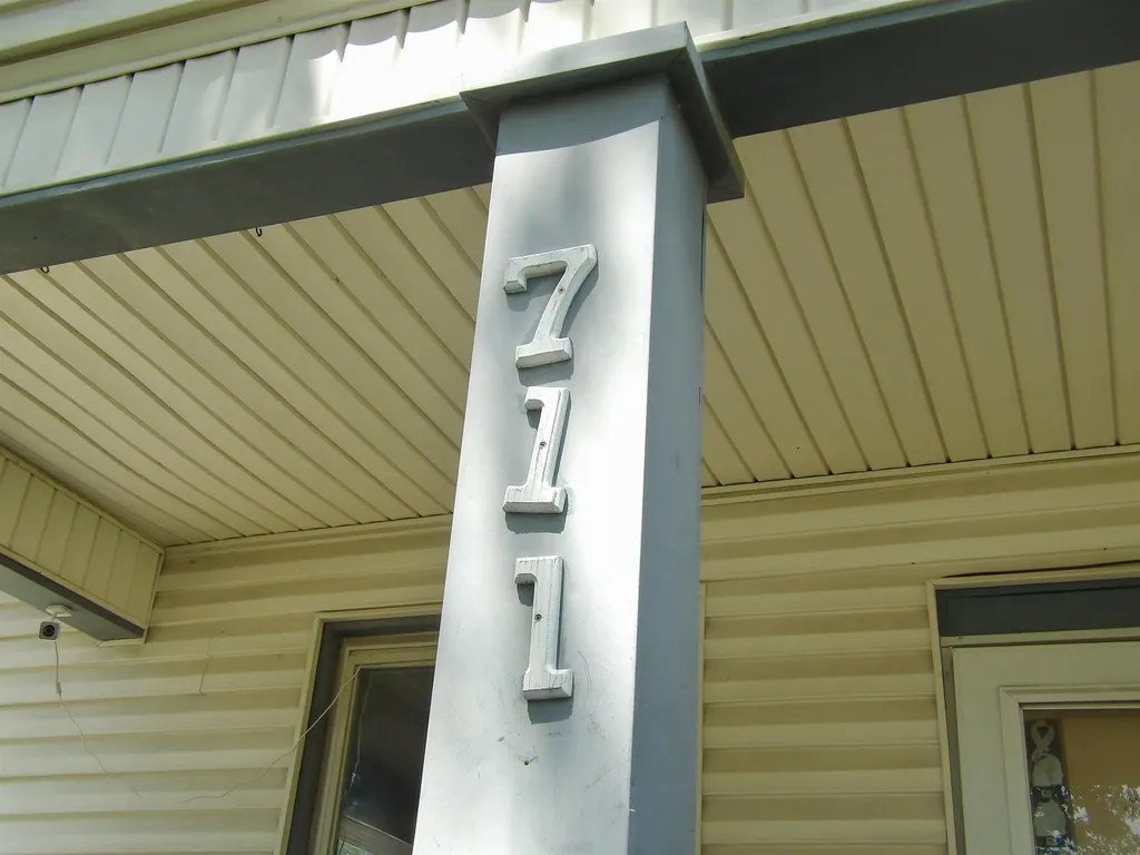 711 S Summit Arkansas City KS 67005-6354