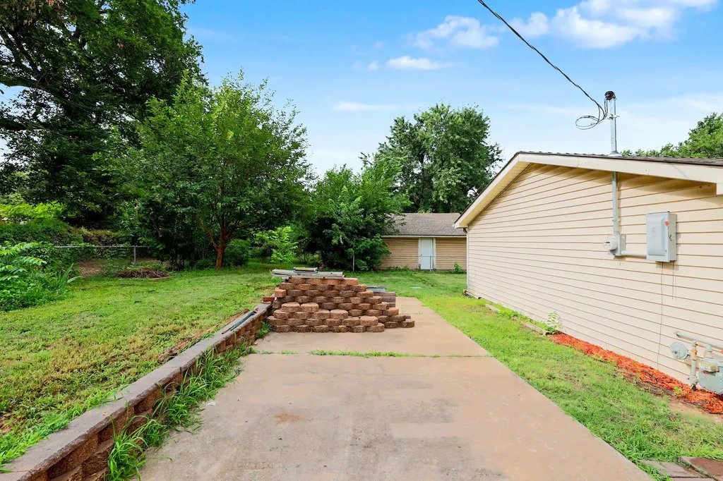 1156 N Lakeview Drive Derby KS 67037