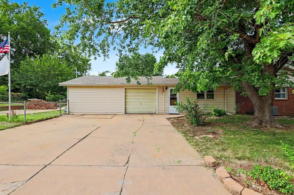 1156 N Lakeview Drive Derby KS 67037
