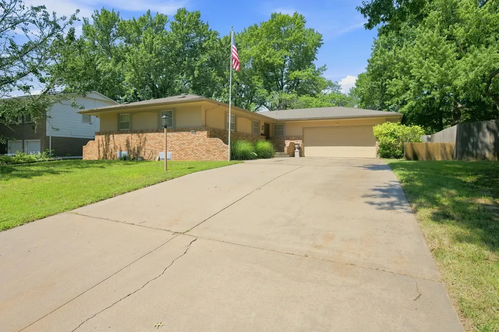 605 N Willow Drive Derby KS 67037