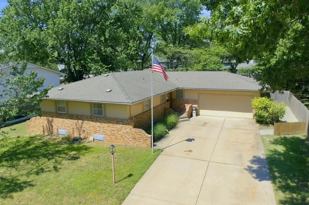 605 N Willow Drive Derby KS 67037