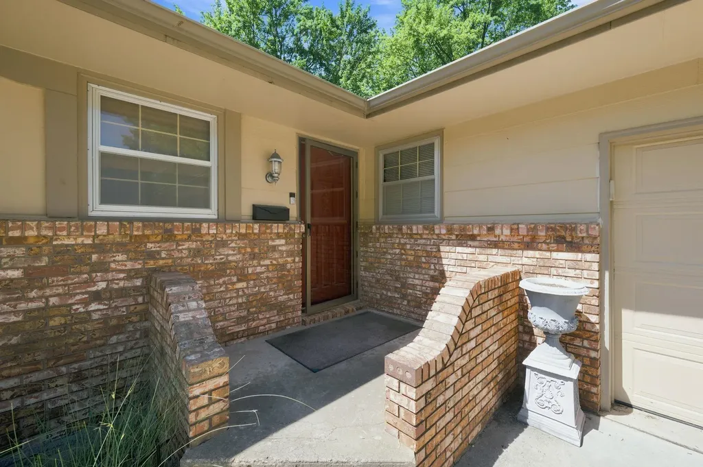 605 N Willow Drive Derby KS 67037