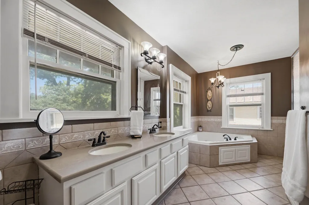 433 N Quentin Wichita KS 67208