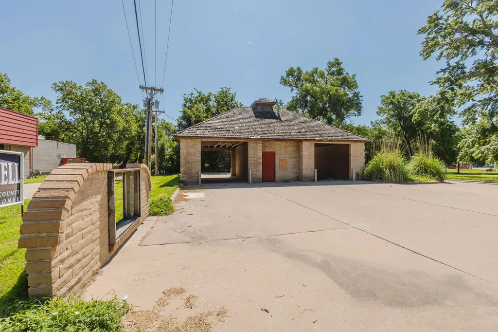 220 N 2nd Mulvane KS 67110