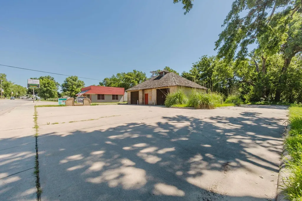 220 N 2nd Mulvane KS 67110