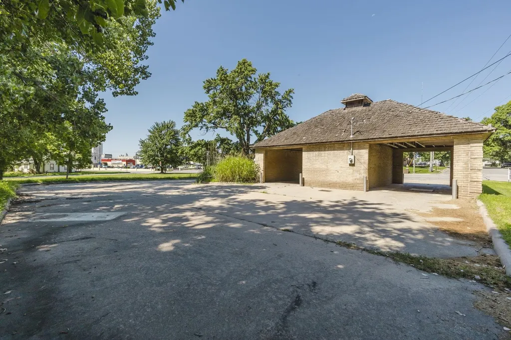 220 N 2nd Mulvane KS 67110