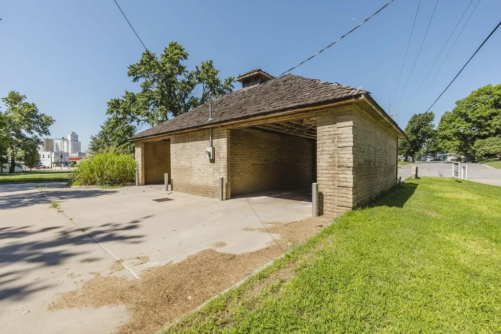220 N 2nd Mulvane KS 67110