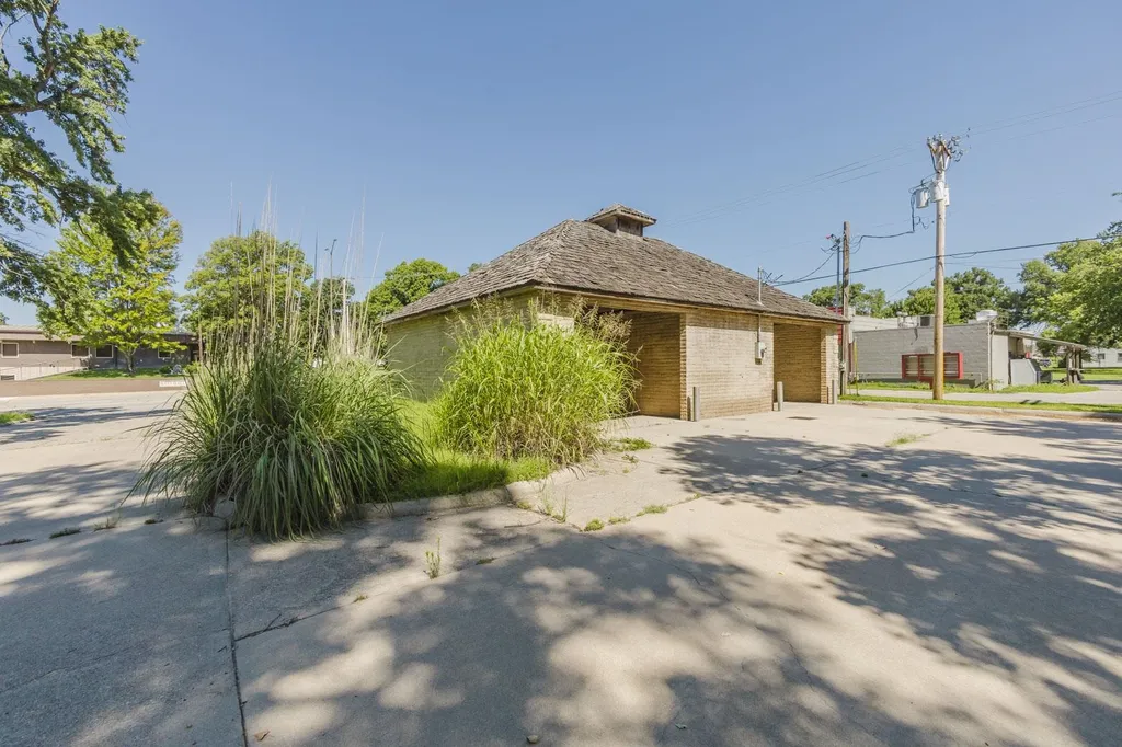 220 N 2nd Mulvane KS 67110