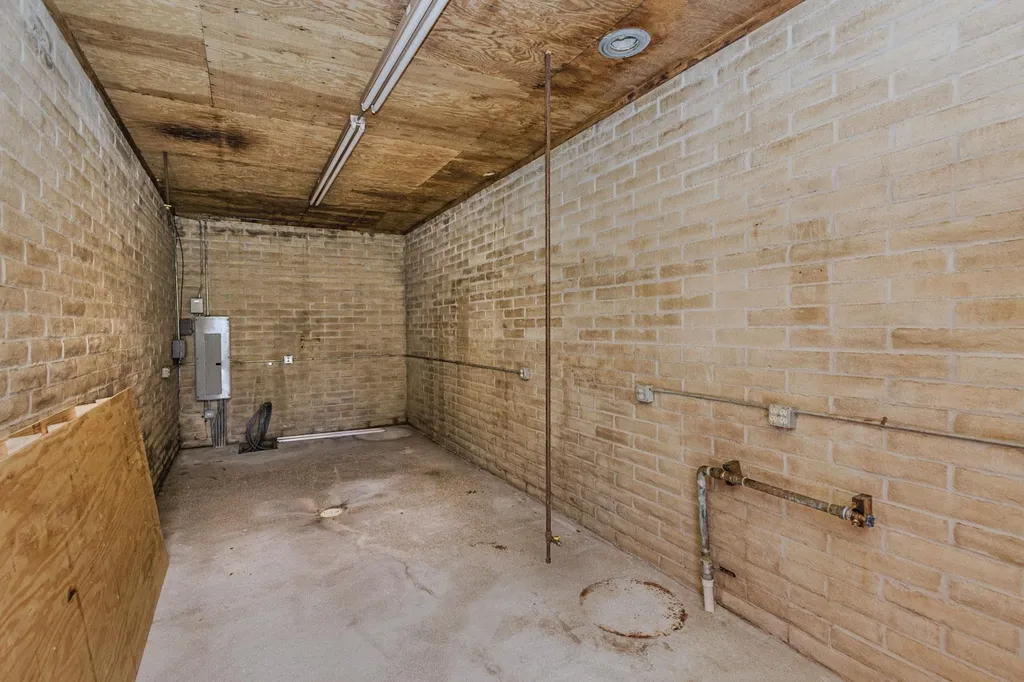 220 N 2nd Mulvane KS 67110