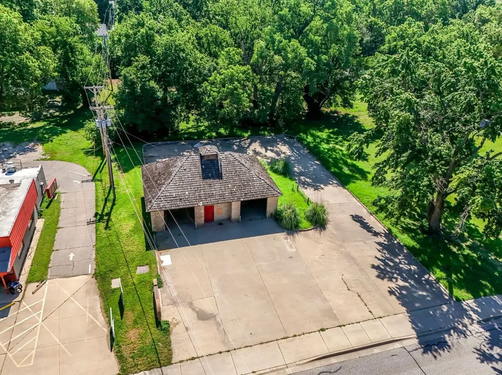 220 N 2nd Mulvane KS 67110