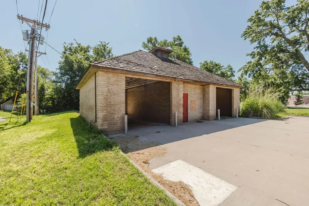 220 N 2nd Mulvane KS 67110