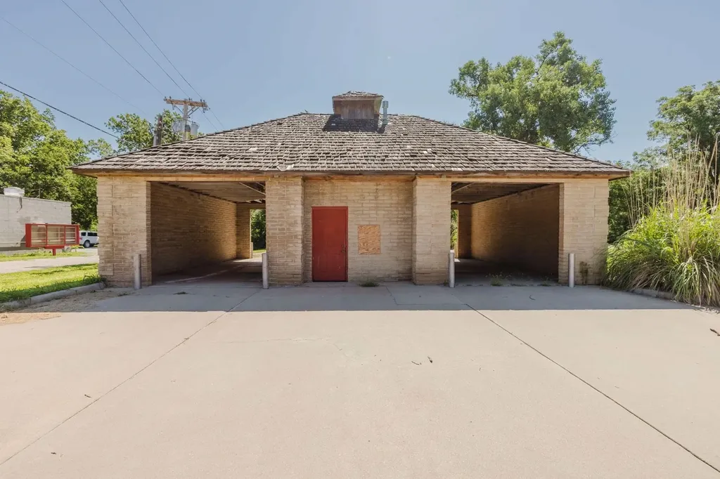 220 N 2nd Mulvane KS 67110