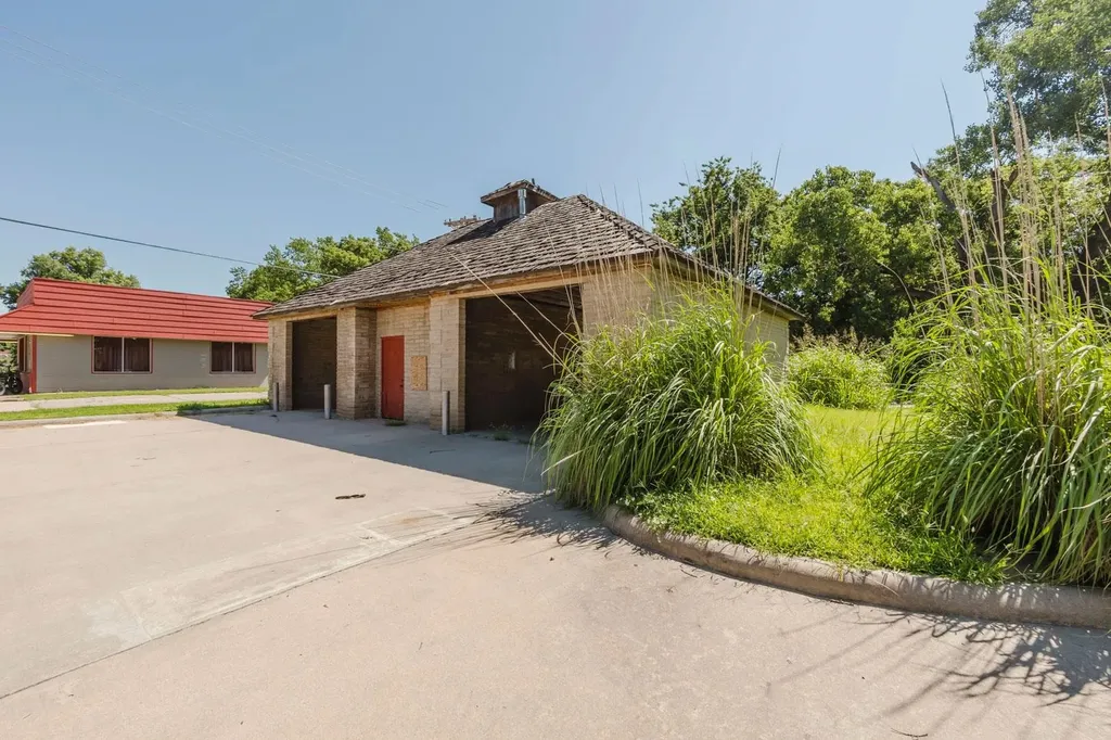 220 N 2nd Mulvane KS 67110