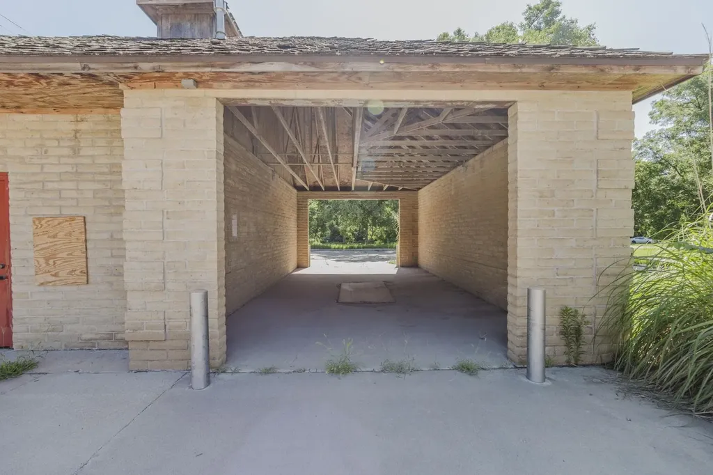 220 N 2nd Mulvane KS 67110