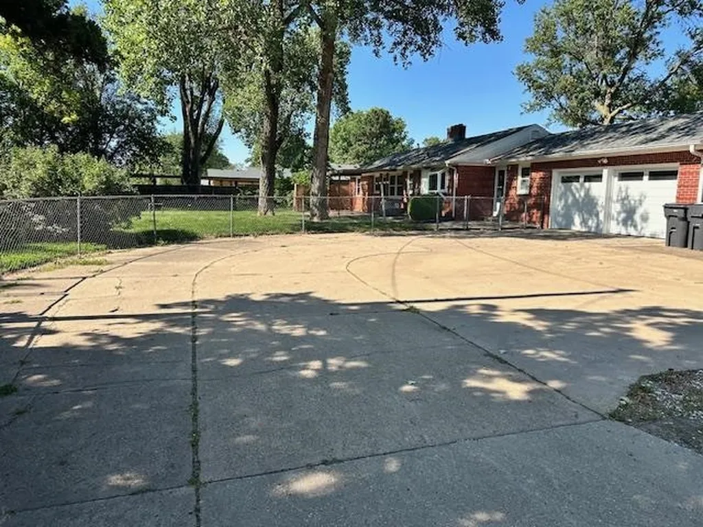 1200 Parkwood Lane Newton KS 67114