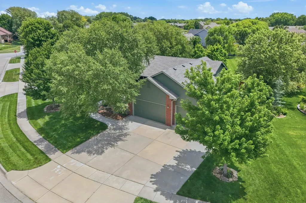 1301 E Rushwood Drive Derby KS 67037-3461