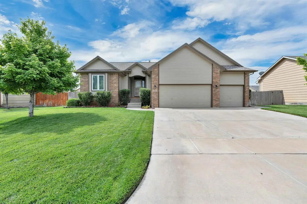 3225 S Bluelake Court Wichita KS 67215-1022