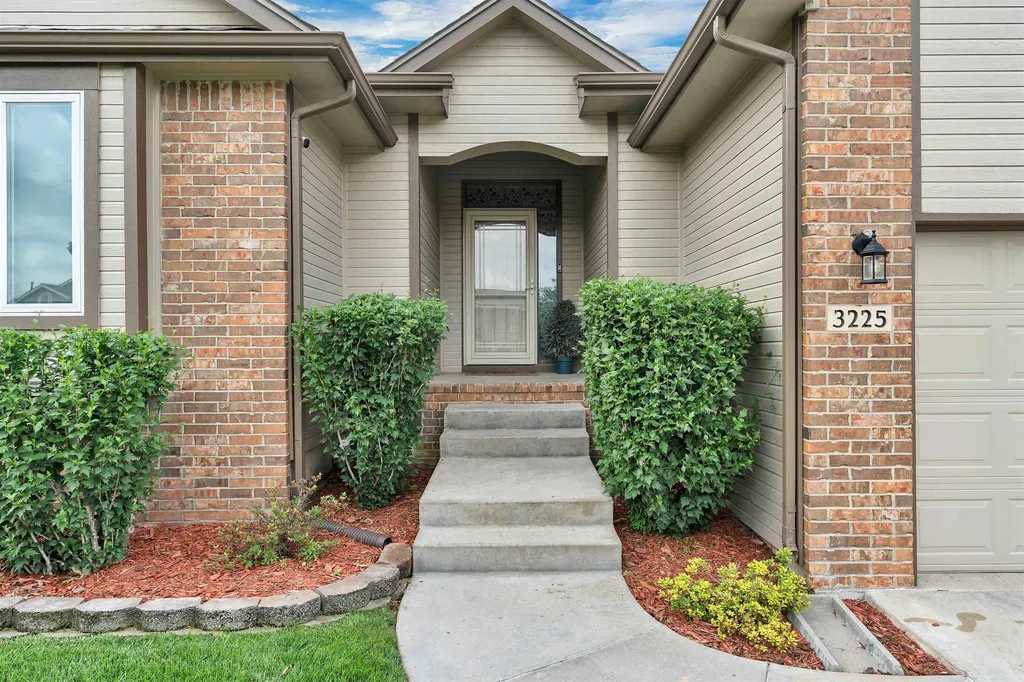 3225 S Bluelake Court Wichita KS 67215-1022
