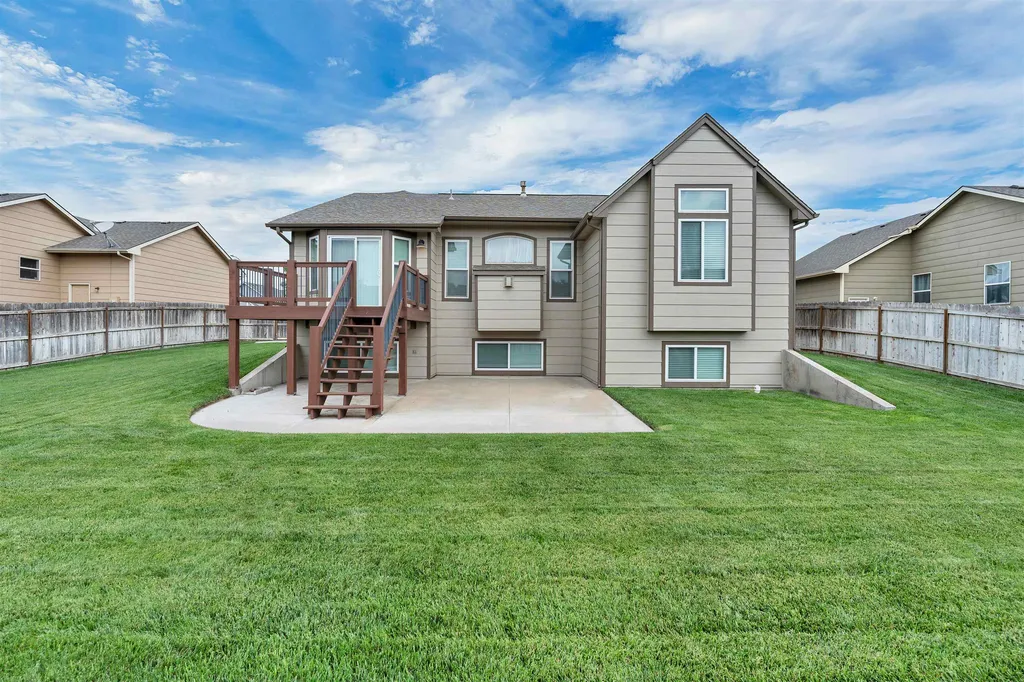 3225 S Bluelake Court Wichita KS 67215-1022