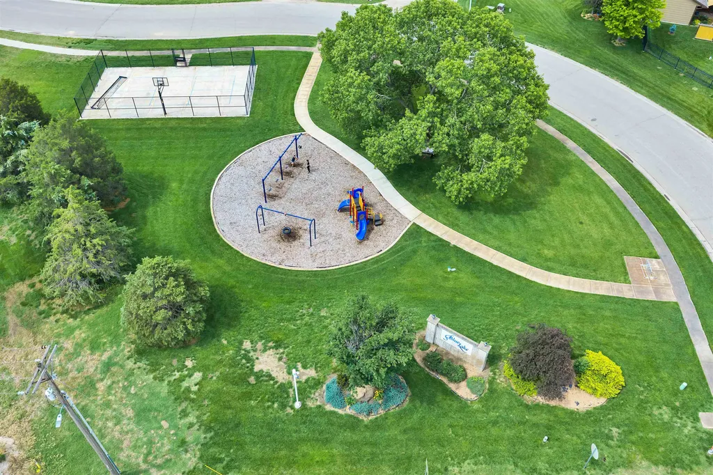 3225 S Bluelake Court Wichita KS 67215-1022