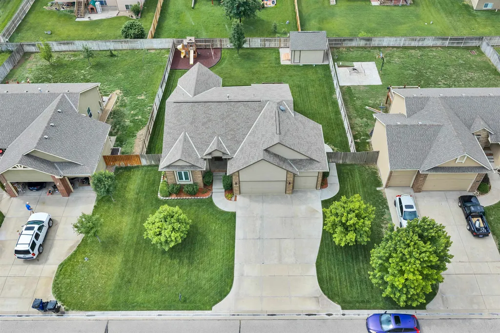 3225 S Bluelake Court Wichita KS 67215-1022