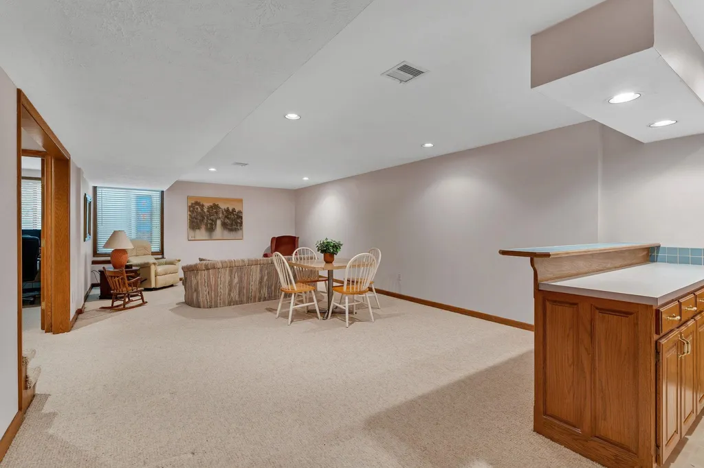 912 N Gatewood Wichita KS 67206