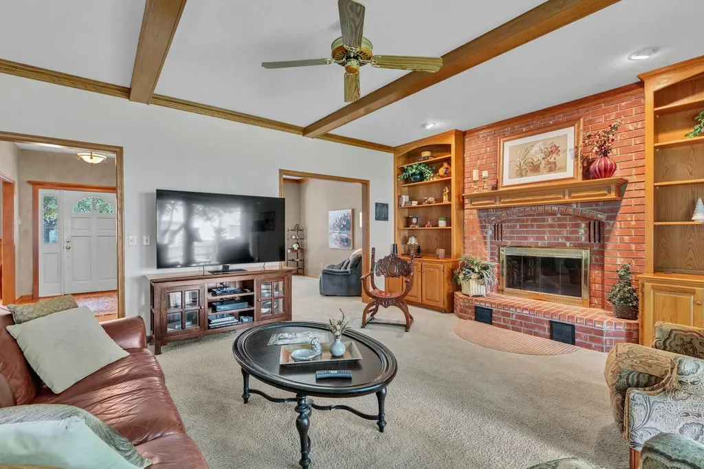 912 N Gatewood Wichita KS 67206