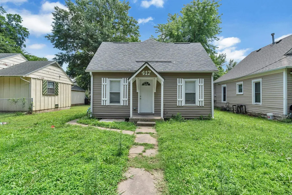 417 W 11th Avenue Winfield KS 67156-3513