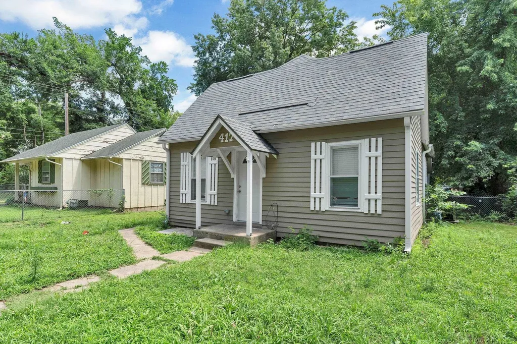 417 W 11th Avenue Winfield KS 67156-3513