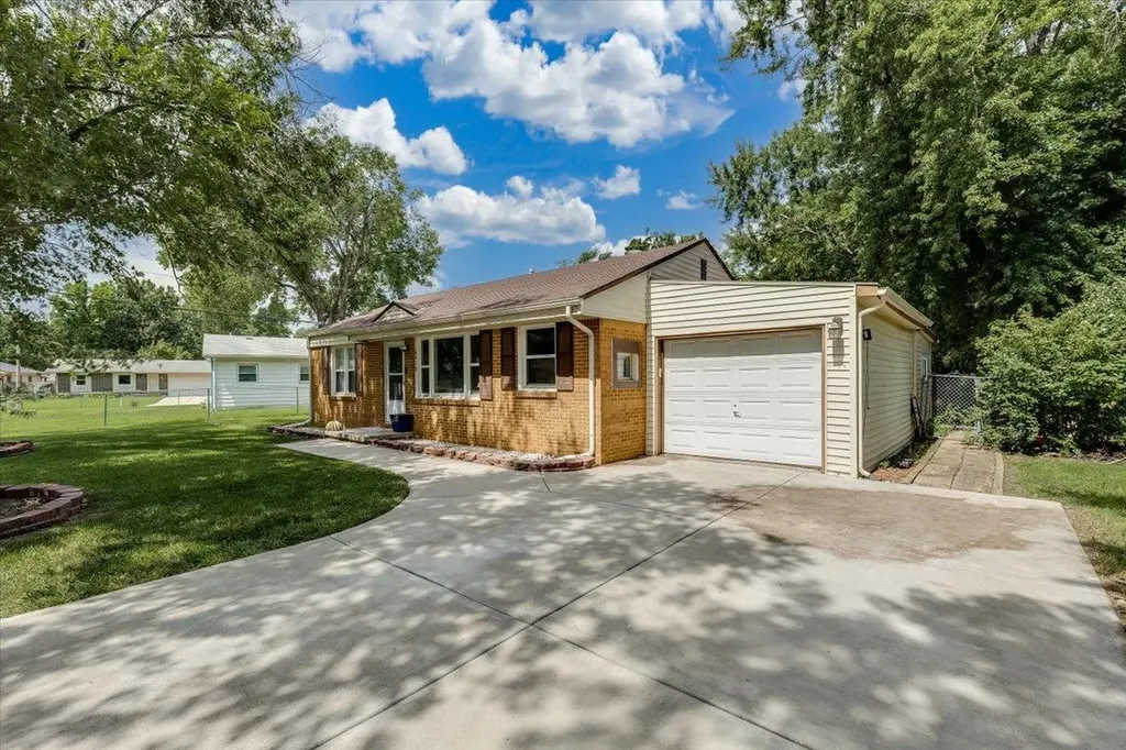 6413 N Longmont Park City KS 67219