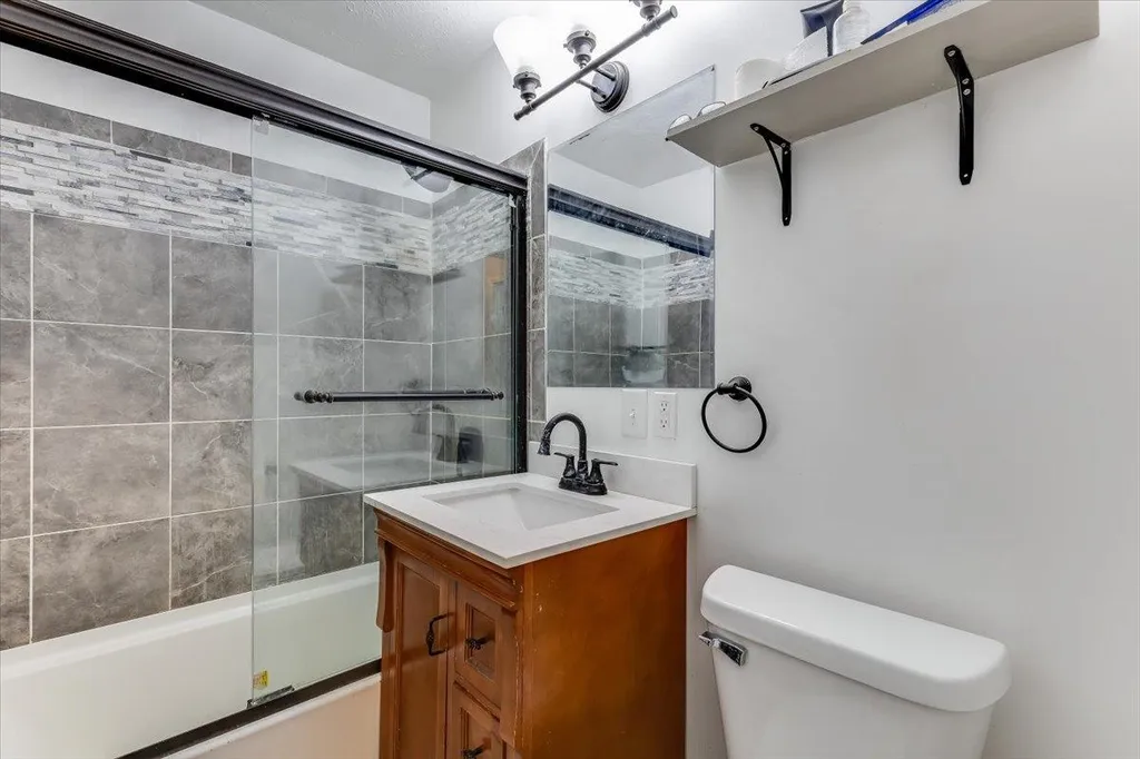 6413 N Longmont Park City KS 67219