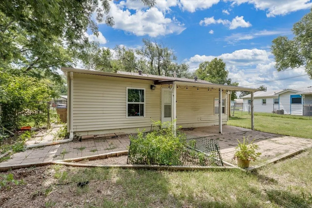 6413 N Longmont Park City KS 67219