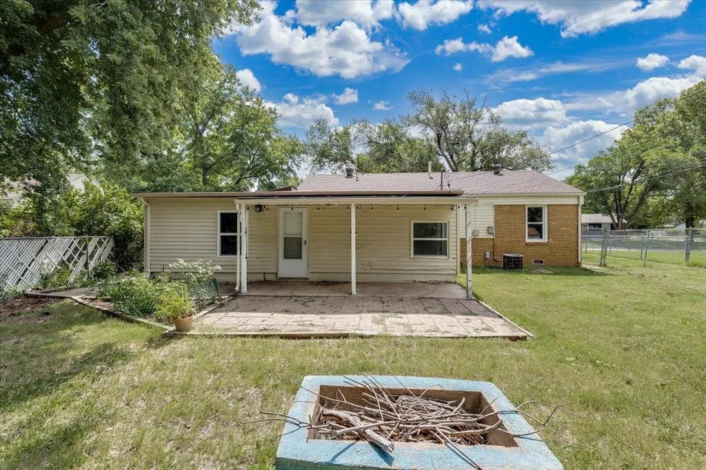 6413 N Longmont Park City KS 67219