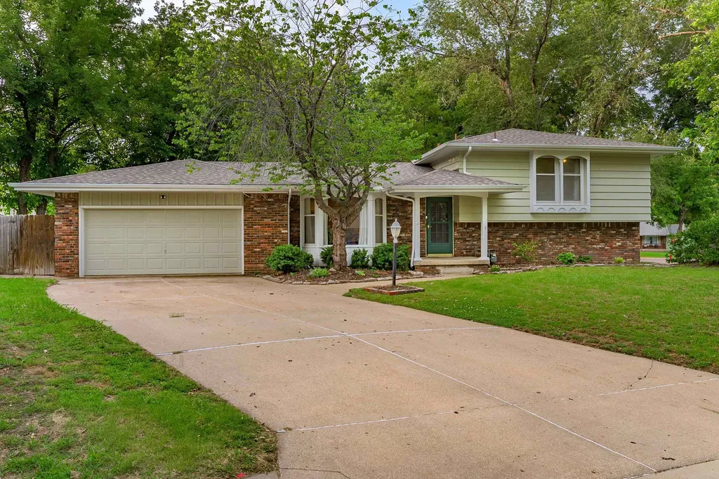 621 N Willow Drive Derby KS 67037-1949