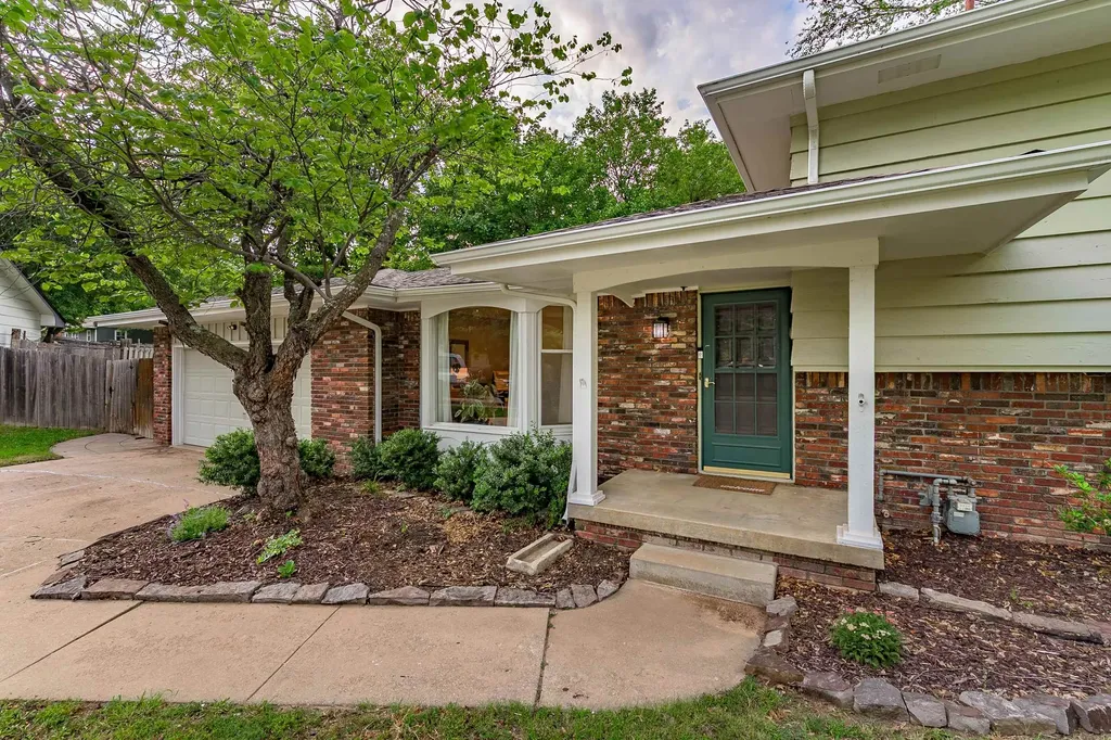 621 N Willow Drive Derby KS 67037-1949