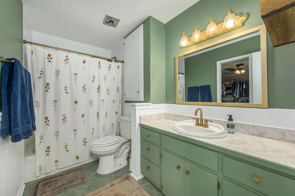 621 N Willow Drive Derby KS 67037-1949