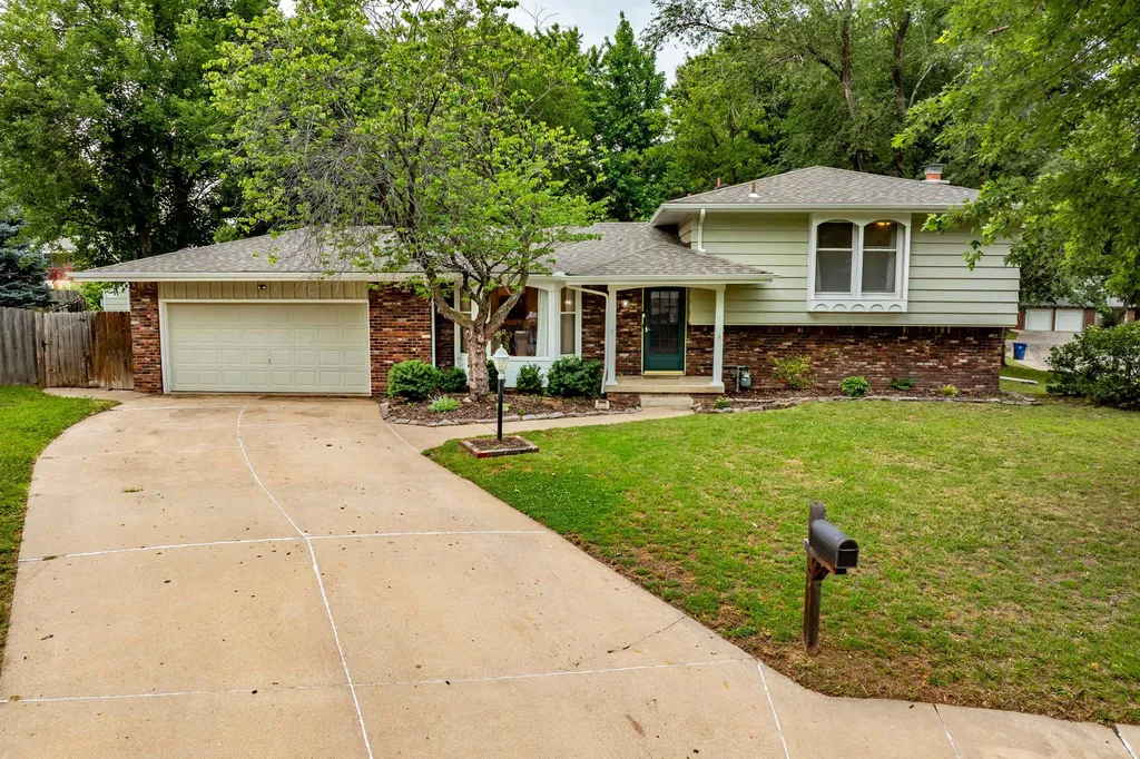 621 N Willow Drive Derby KS 67037-1949