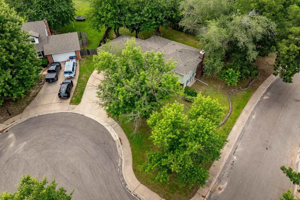 621 N Willow Drive Derby KS 67037-1949