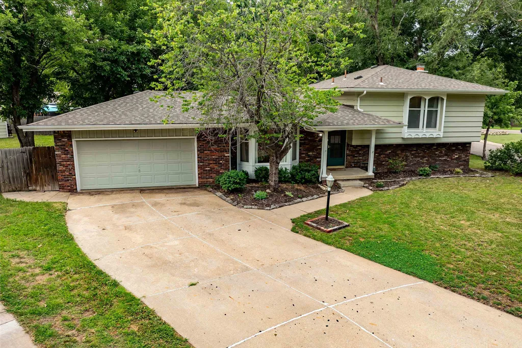 621 N Willow Drive Derby KS 67037-1949
